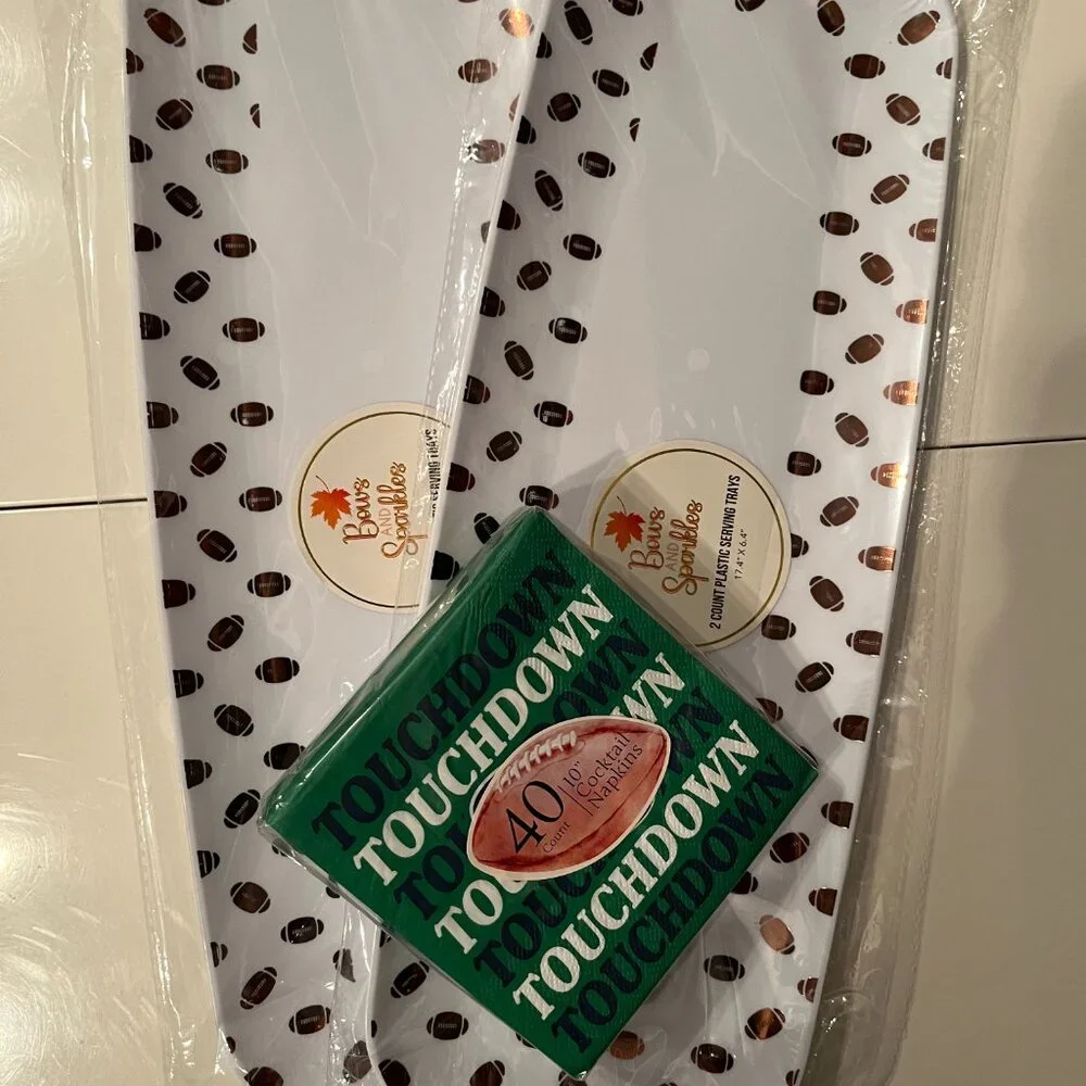 Football Plastic Serving Trays (4) and Football Napkins (new)/ps/x)‎